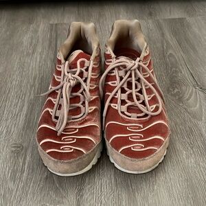 NIKE Air Max Plus Luxe Dusty Peach